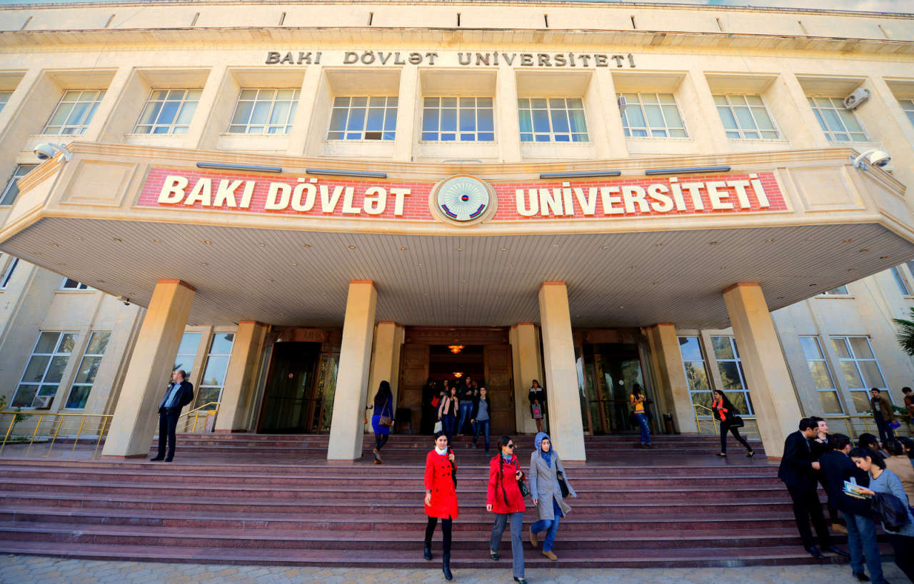 BDU-nun 78 yaşlı müəllimi avtobusdan yıxılaraq ağır xəsarət alıb