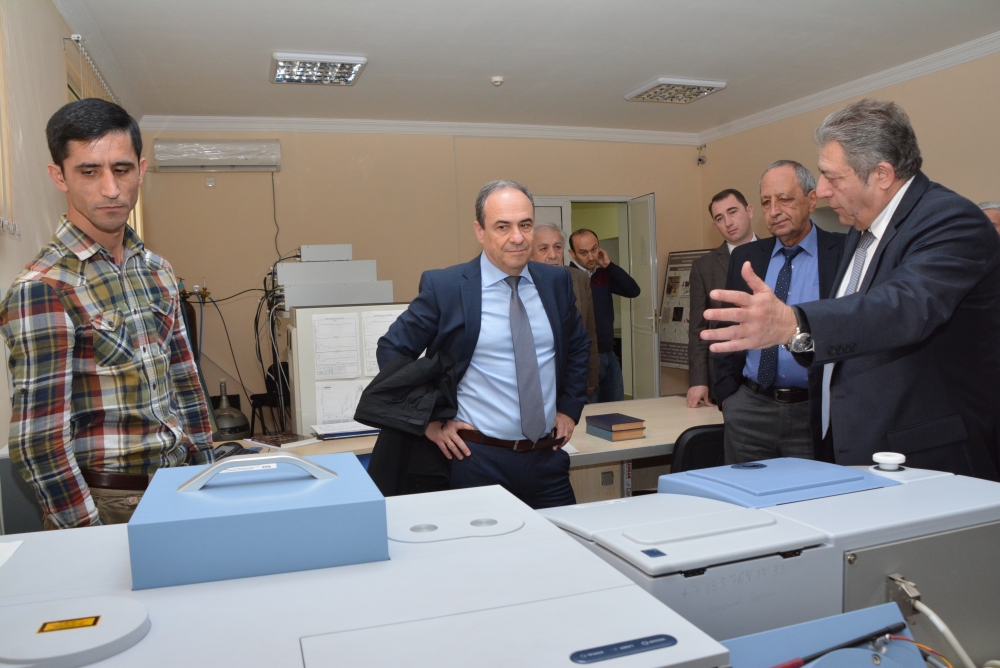 İsrailli alimlər Fizika İnstitutunda olublar