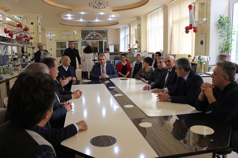 Tehranın Şərif Universitetinin professoru BDU-nun Nano Araşdırmalar Mərkəzində seminarda çıxış edib