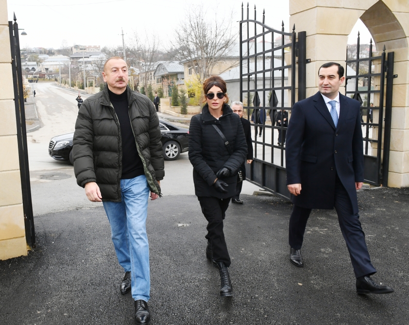 İlham Əliyev və Mehriban Əliyeva Şahxəndan türbəsinin ətrafında aparılan abadlıq işləri ilə tanış olublar