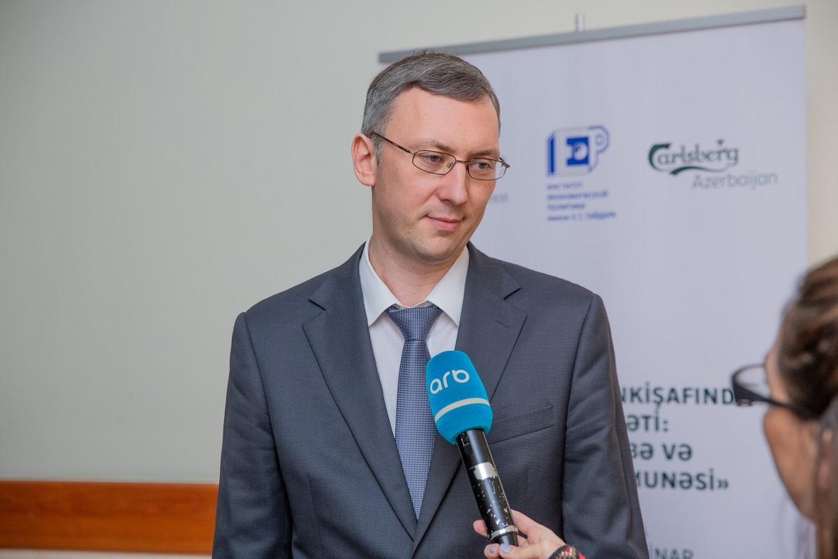 “Carlsberg Azerbaijan” və Azərbaycan Dövlət İqtisad Universiteti vergi siyasətinə dair dəyirmi masa keçirilib (FOTO)