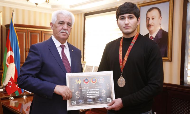 Azərbaycanlı tələbə gümüş medal qazandı