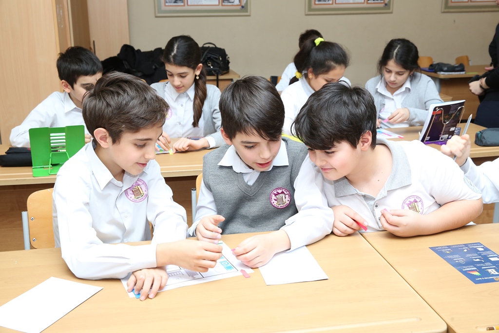Məktəblilərin zərərli informasiyadan qorunması üçün qanun təsdiqləndi