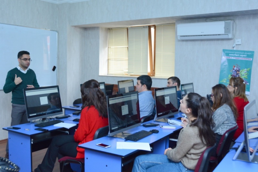 UNEC-də “Eviews” təlim proqramı