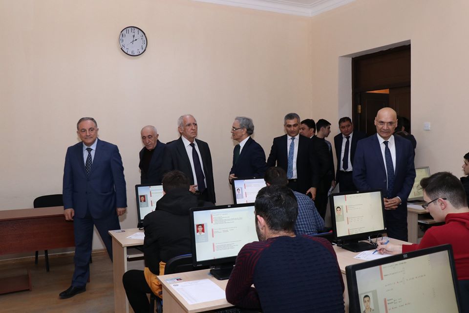 Media nümayəndələri və valideynlər AzTU-da imtahan prosesini izlədi