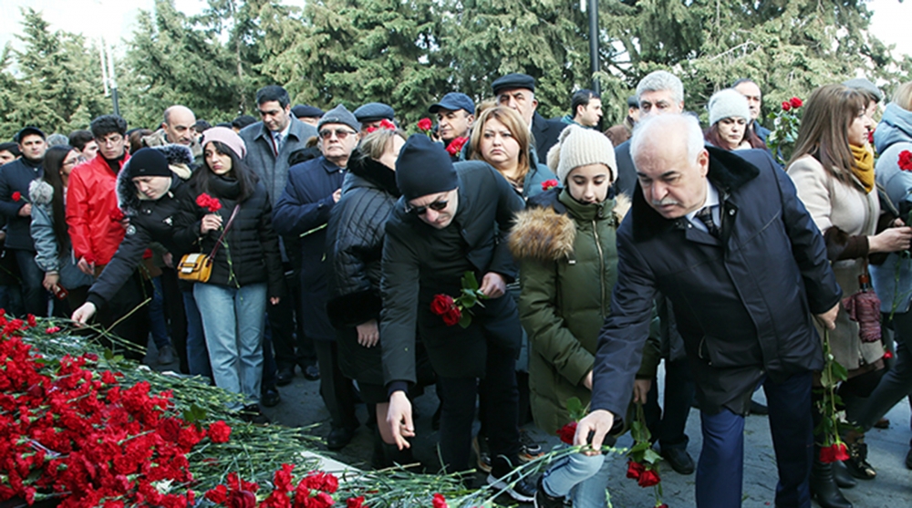 Elmi ictimaiyyətin nümayəndələri Şəhidlər xiyabanını ziyarət ediblər