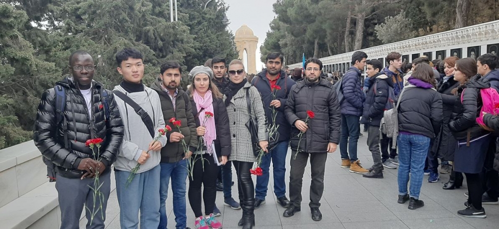  Əcnəbi tələbələr Şəhidlər xiyabanını ziyarət ediblər
