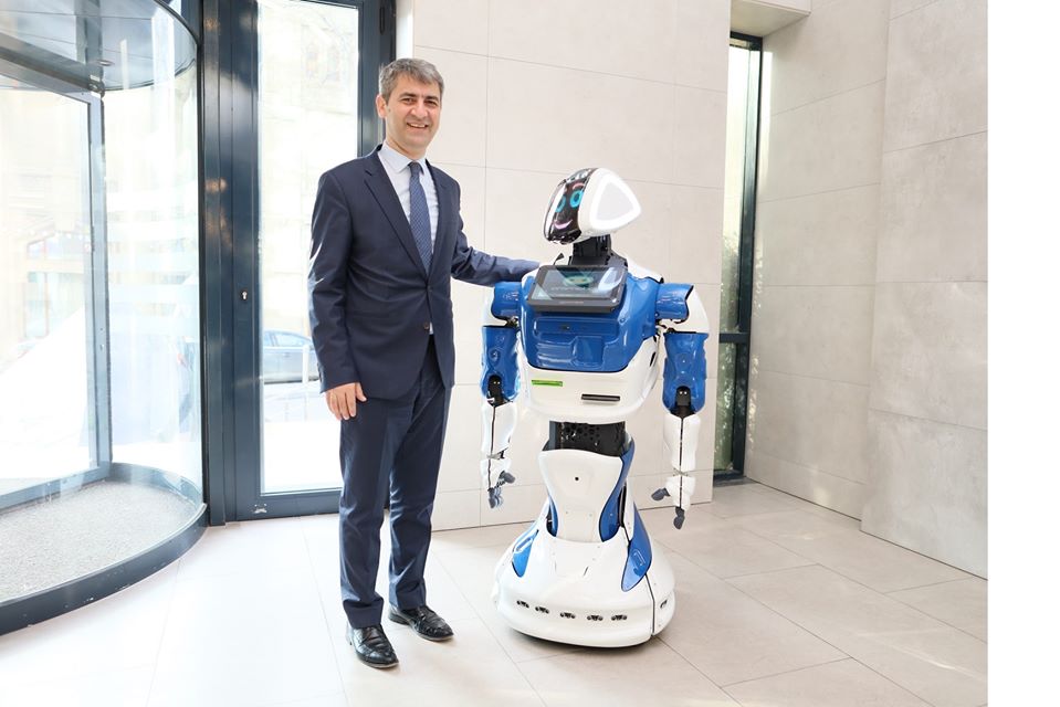 Azərbaycanda ilk-Robot bankda işə başladı