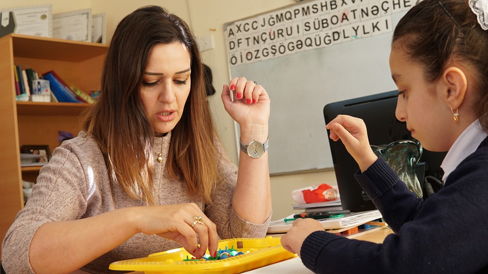 Bu şagirdlərin sinifdəki davranışları hər kəsi təsirləndirir-“Dostumun çantasını mən yığdım”-FOTOLAR