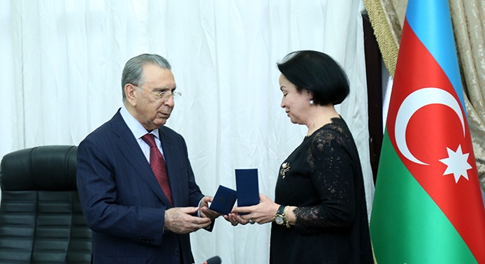İnstitut direktoruna BDU-nun 100 illiyi yubiley medalı təqdim olunub