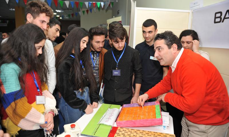 BMU ali təhsil müəssisələrinin sərgisində