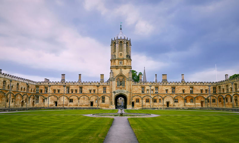 Britaniyanın məşhur universitetləri yoxsul ailələrdən daha çox tələbə qəbul etməyə hazırlaşır
