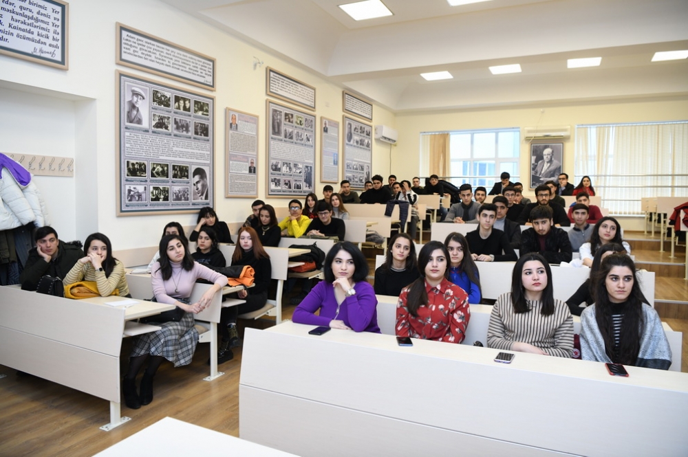 Tələbələr ingilis dilinin öyrənilməsi metodlarını mənimsəyiblər