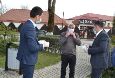 Peşə məktəbinin könüllüləri tibbi  maska tikərək ehtiyacı olan sakinlərə pulsuz payladılar 