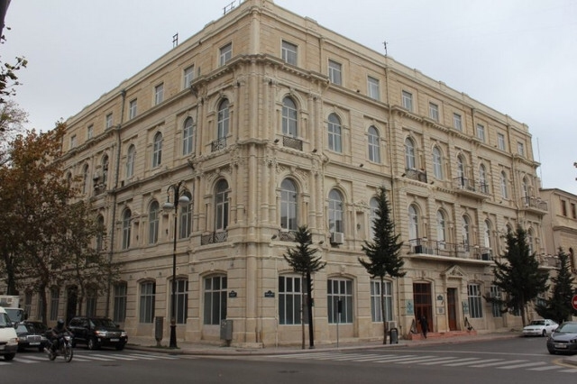 Daha bir universitet distant təhsilə keçdi