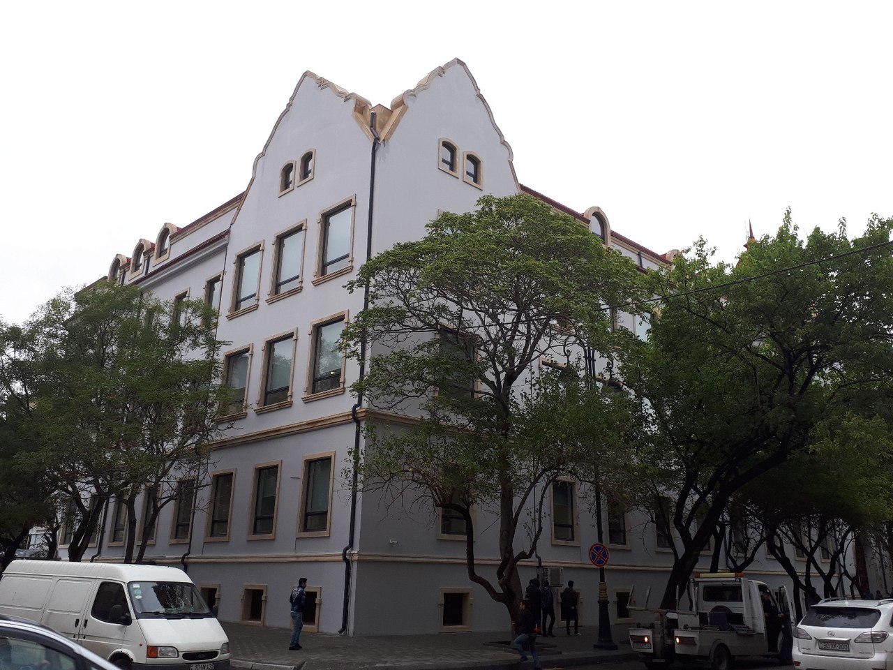 Daha bir universitet tələbələrə güzəşt etdi
