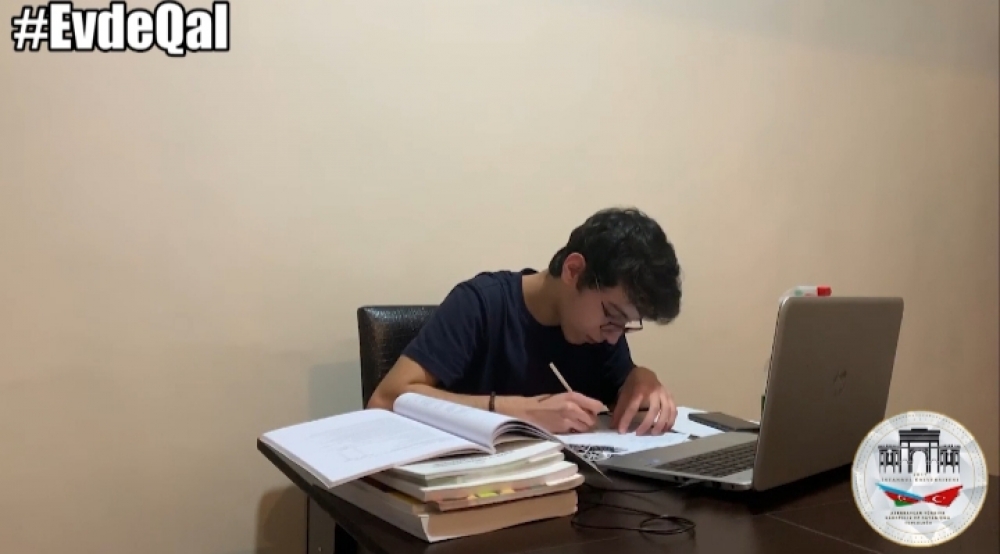 Türkiyədə təhsil alan azərbaycanlı gənclər “Evdə qal” şüarı altında videoçarx hazırlayıblar