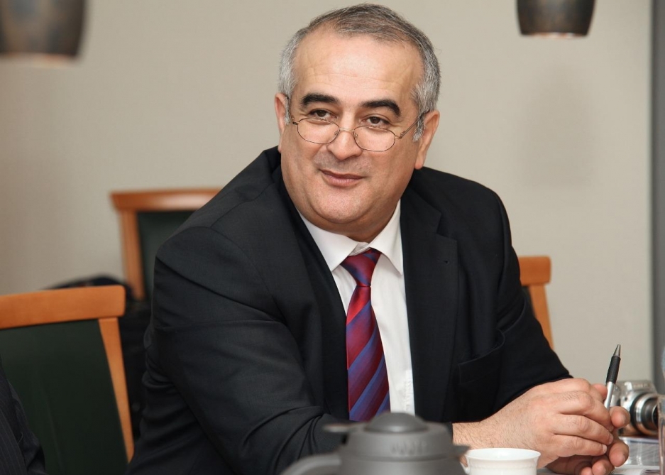 Almaniyanın Rostok Universitetinin dosenti tələbələrə onlayn mühazirə keçib