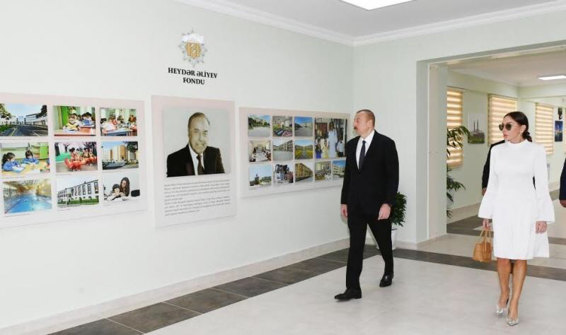 Prezident İlham Əliyev və birinci xanım Mehriban Əliyeva uşaq bağçasında yaradılan şəraitlə  tanış olublar.  