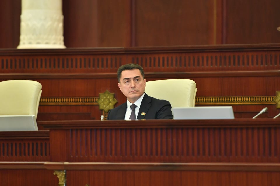 “Ölkə başçısı tarixçilərə dərs keçdi” - Əli Hüseynli  