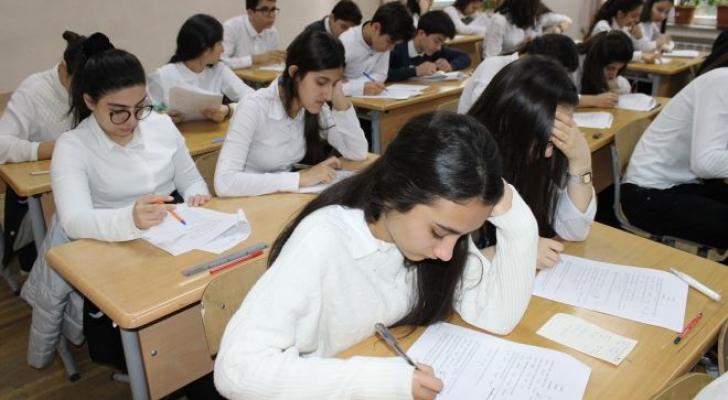 Buraxılış imtahanları iştirakçılarının yazı işlərinin yoxlanılması davam edir 