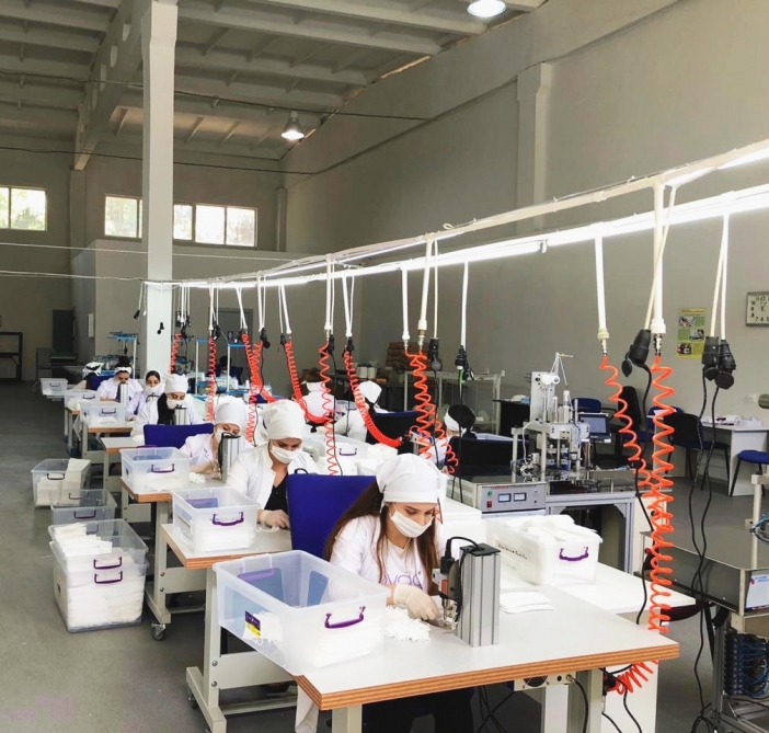 Turizm və Sosial Xidmətlər üzrə Bakı Dövlət Peşə Təhsil Mərkəzində tibbi maska istehsalı uğurla davam edir