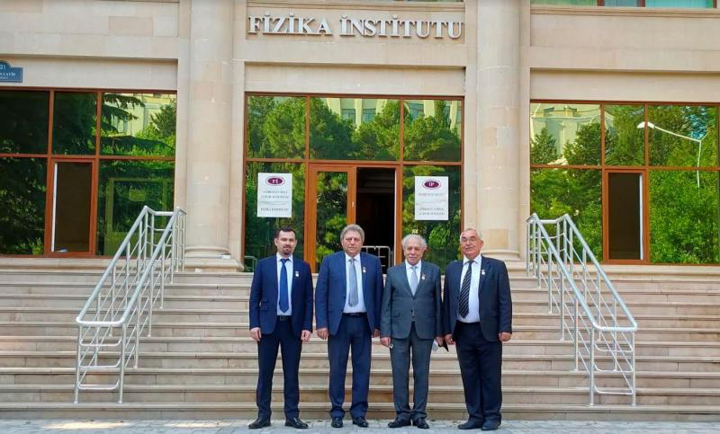 Alimlərə Dövlət mükafatının döş nişanı və diplomu təqdim olunub