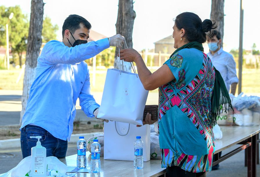 İqtisadiyyat Nazirliyi Qurban Bayramı münasibətilə şagirdləri sevindirib (FOTO)