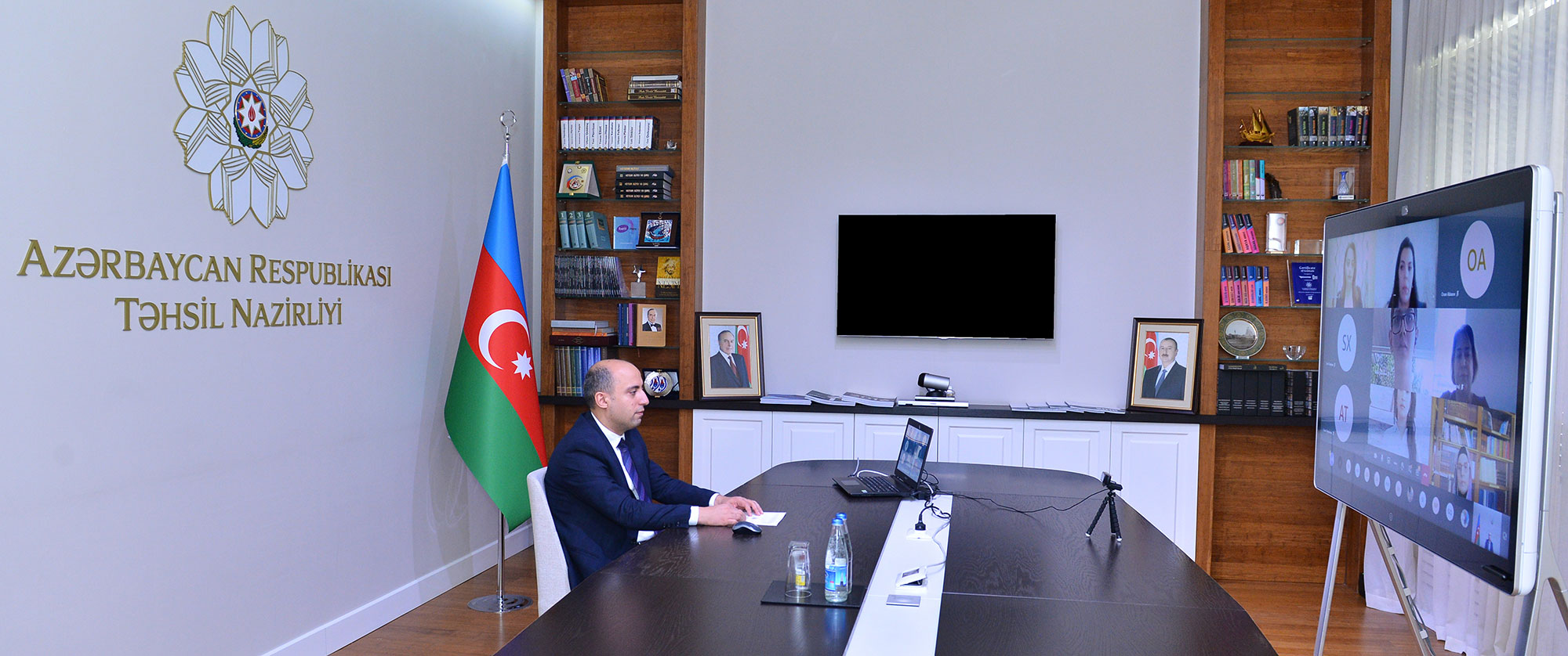 Nazir müəllim, şagird və valideynlərlə videokonfrans keçirdi