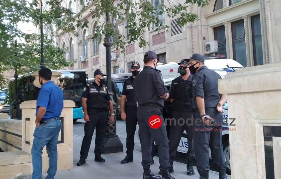 Polis niyə AMEA-nın ətrafına cəmləşib? - Akademiyadan AÇIQLAMA - FOTO