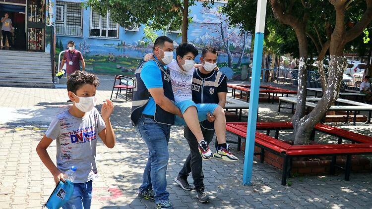 Ayağı qırıq şagirdi imtahana polislər qucağında gətirdi-Atası təşəkkür etdi