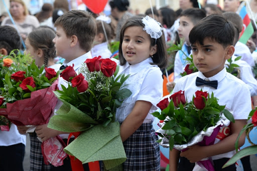 6 aydan sonra ilk dəfə məktəbdə - Dərslər başladı