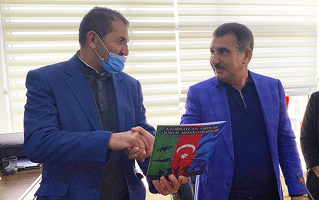 Suqovuşanda Azərbaycan bayrağını qaldıran əsgərə ev verildi  