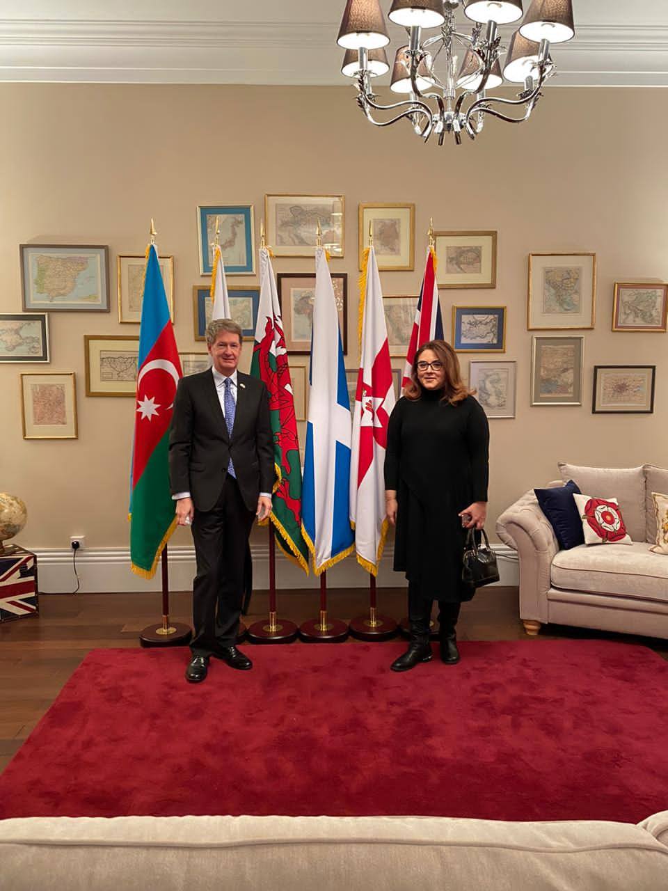 Aprel döyüşçüsünün məktəb direktoru olan xanımından səfirə təşəkkür –FOTOLAR