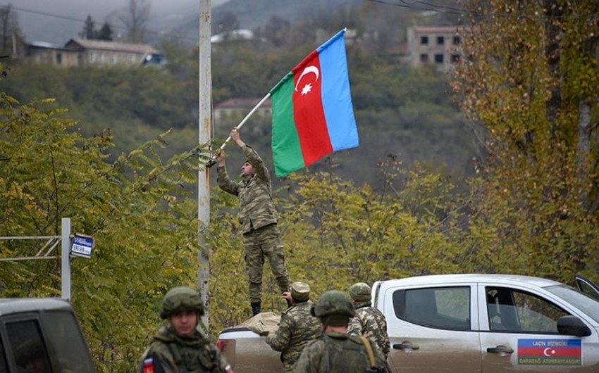   Azərbaycan hərbçiləri Laçın şəhərini bayraqla bəzədi    