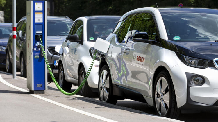 Bu universitet tələbələrə ödənişsiz elektrikli avtomobil təlimi  verəcək – FOTO