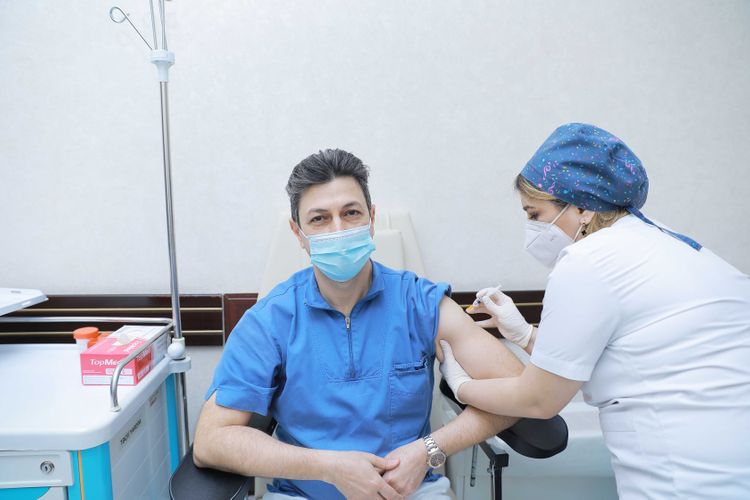 Tibb Universitetində COVID-19-a qarşı vaksinasiya prosesinə başlanılıb