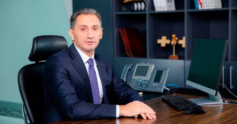  Nəqliyyat, rabitə və yüksək texnologiyalar nazirinin dosyesi-Bir çox xarici universitetlərdə təhsil görüb 