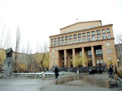 İrəvan Dövlət Universitetinin binasına basqın olub