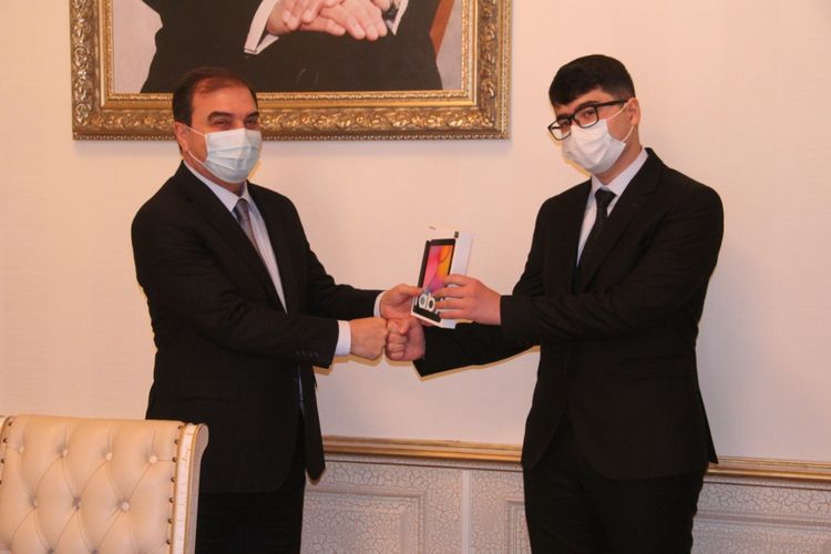 İcra başçısı şagirdləri mükafatlandırdı-FOTO