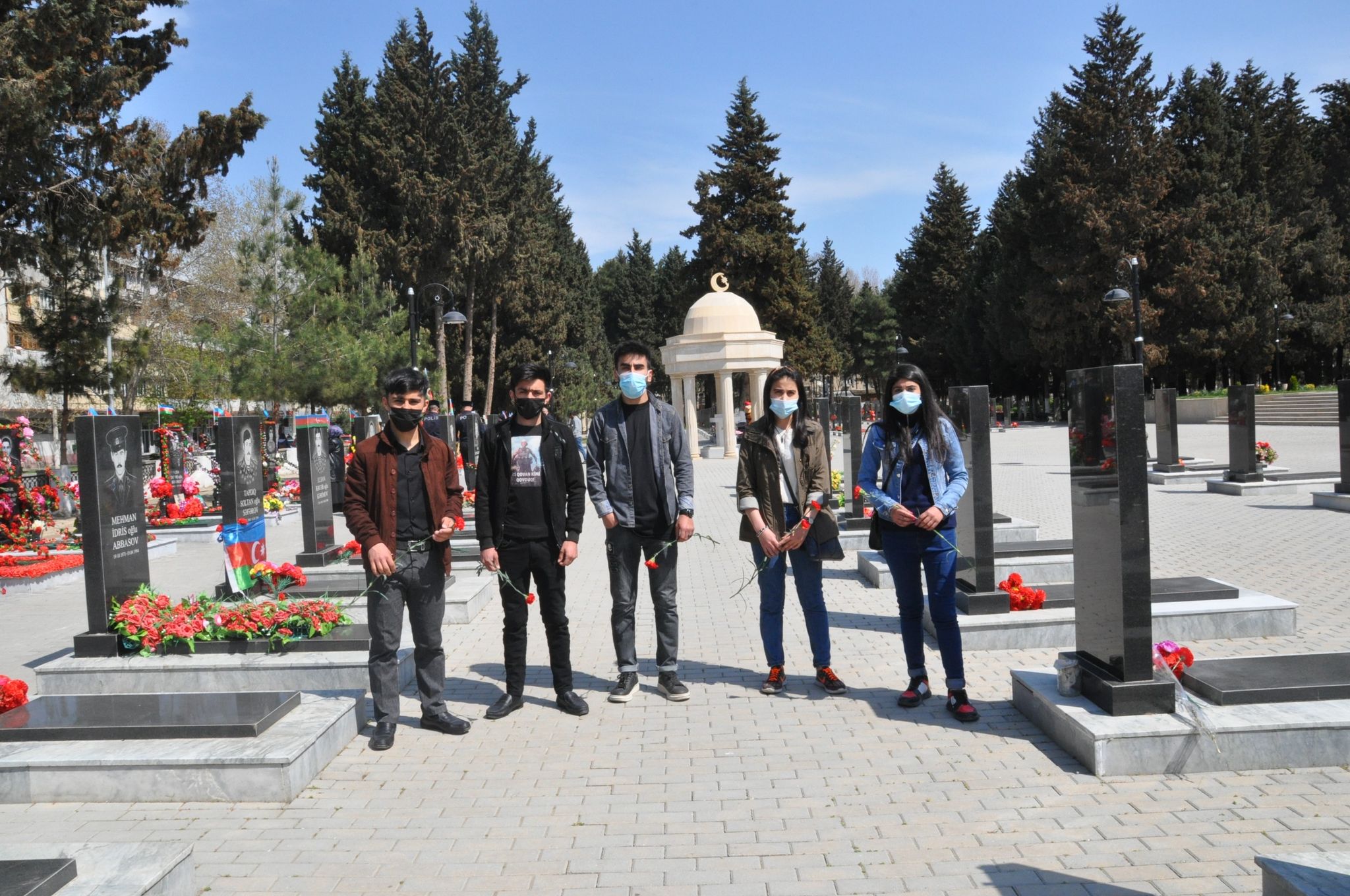 MDU-nun  bir qrup fəal gənci şəhidlər bulağının açılışında iştirak ediblər  