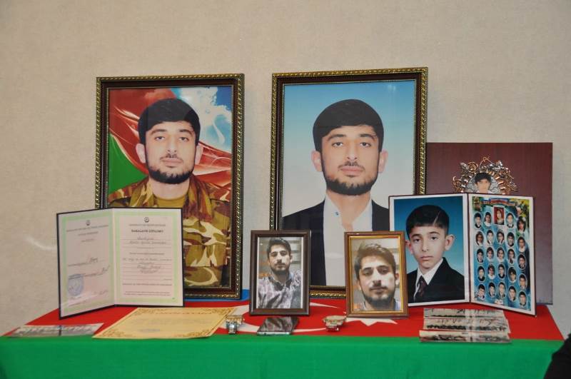 UNEC kollektivi şəhid Hüseyn Muradovun məzarını və ailəsini ziyarət edib