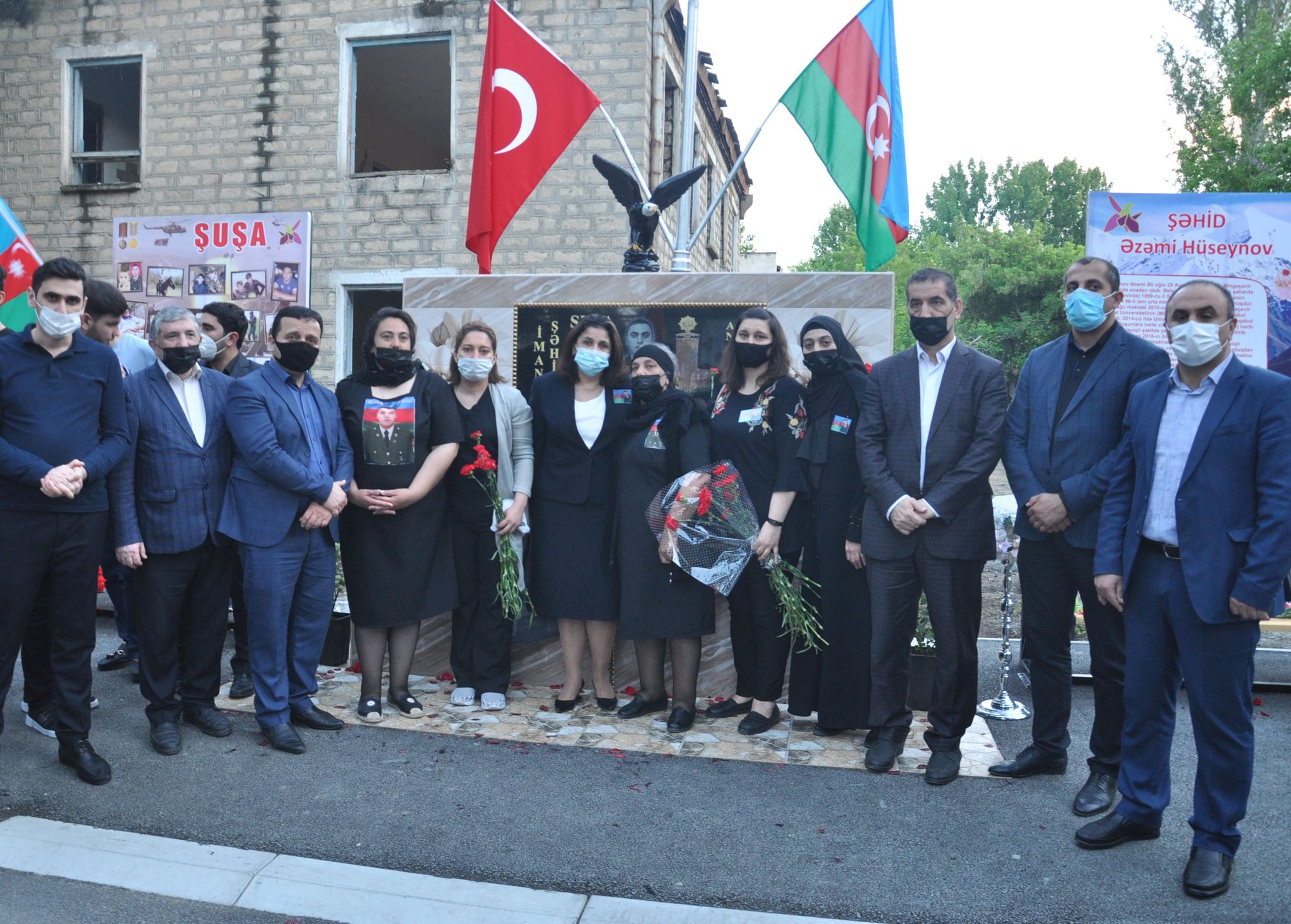 MDU-nun bir qrup əməkdaşı və tələbə gəncləri şəhid məzunun adını daşıyan bulağın açılışında iştirak ediblər