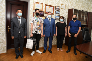 ADNSU-nun rektoru universitetin tələbəsi, paralimpiyaçı çempionumuz Vəli İsrafilovu qəbul edib  