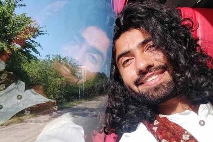 Müəllim saçlarını uzatdığı üçün həbs olundu