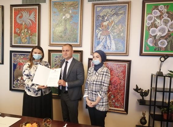 Millət vəkili gənc müəllimə Qarabağ motivli xatirə hədiyyəsi təqdim edib  