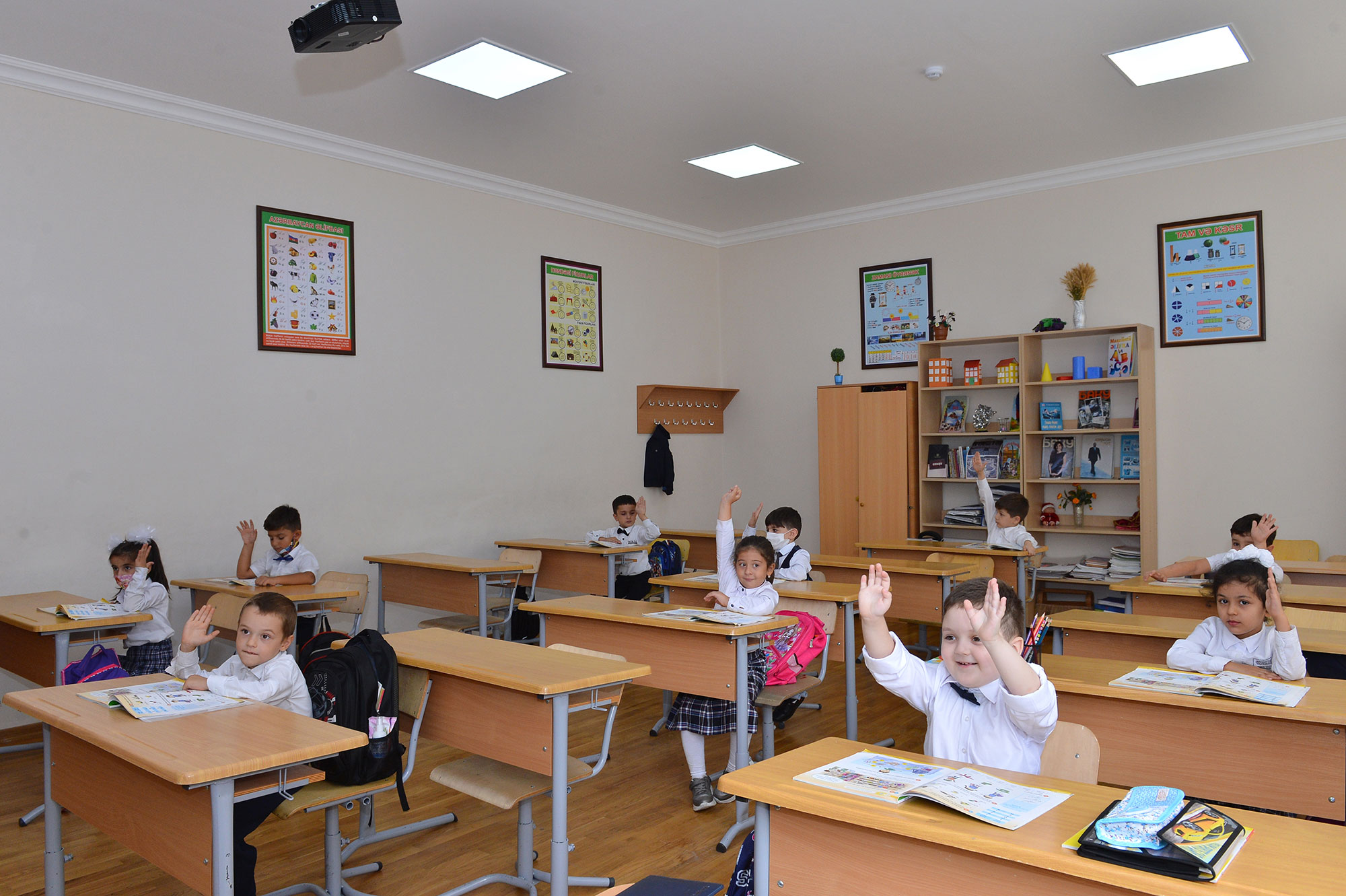 Tədris digər dillərdə aparılan birinci siniflərə məktəb seçiminə başlanılır  