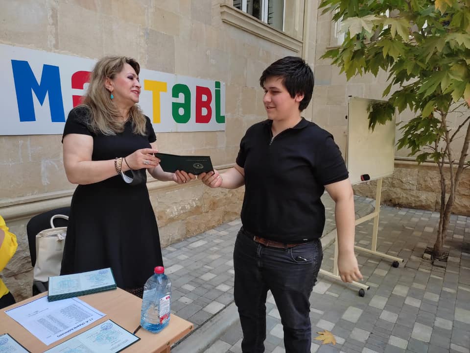 Bakı məktəblərində məzunlara attestatlar verilir-FOTO  