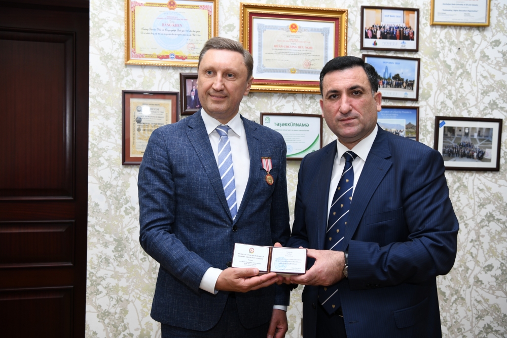 Ukraynalı universitet rektoru ADNSU-nun 100 illik yubiley medalı ilə təltif edilib