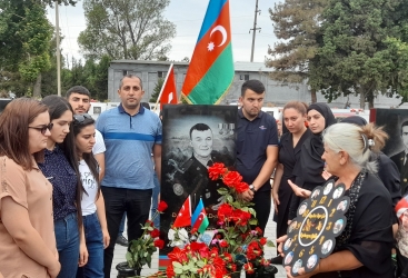 Mingəçevir Dövlət Universitetinin bir qrup kollektiv üzvü Bərdə şəhidlər xiyabanını ziyarət edib